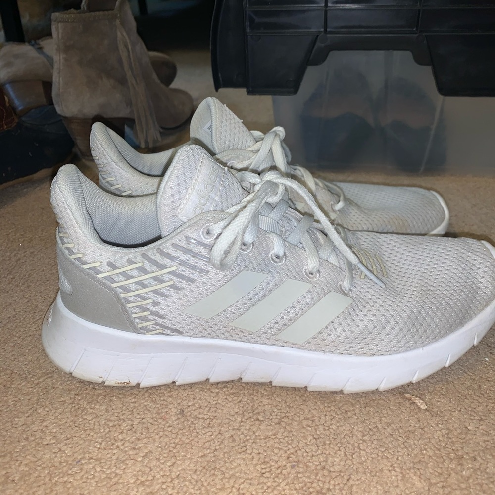 Adidas Swift Run Tennis Shoe (women’s 6.5)